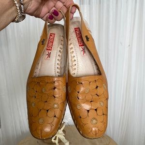 Pikolinos sling back leather, wood stack heels daisies, embroidery in the middle